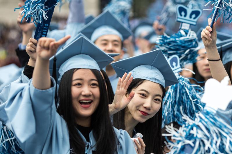 图为中国留学生出席哥伦比亚大学毕业典礼。(新华社)