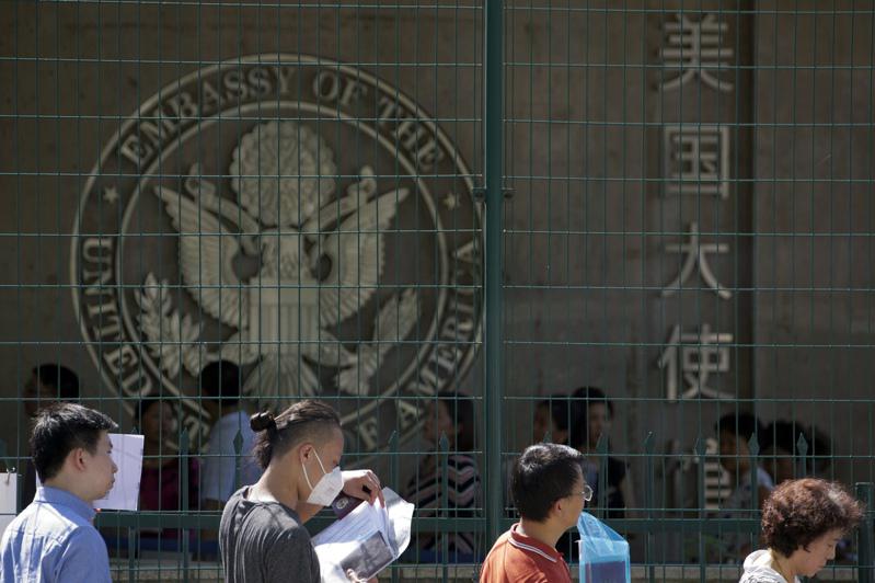 图为中国民众在北京的美国大使馆前排队等候申请签证。(美联社)