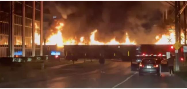 燃烧着的“火车”驶过安省城市 附近居民吓坏了