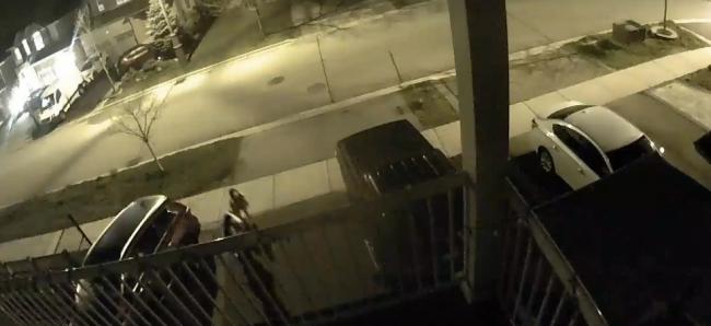 恐怖:华人女带两娃家门口遇袭,大型犬直往身上扑