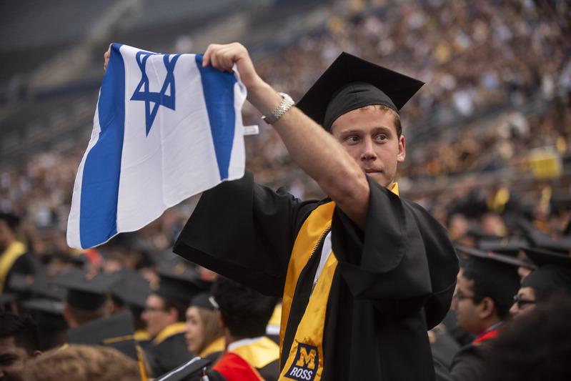 支持以色列的学生则拿出以色列的国旗对呛。(美联社)