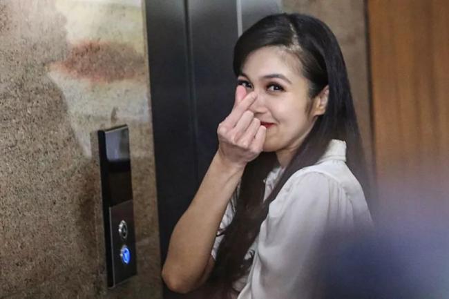 印尼女星晒“完美老公” 牵出万亿贪腐案