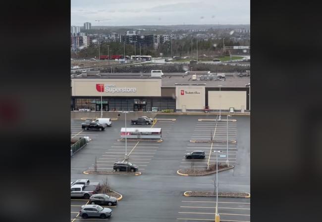 停车场空了 加拿大居民晒连锁超市巨头现况