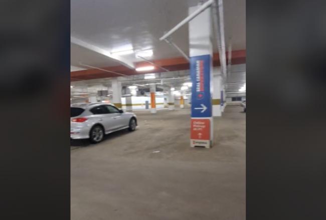 停车场空了 加拿大居民晒连锁超市巨头现况