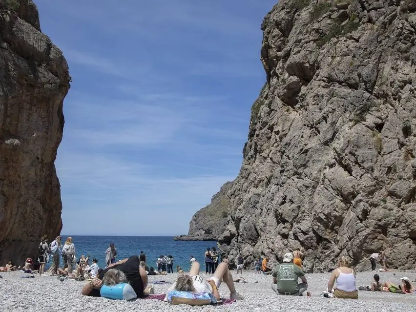 西班牙马略卡岛自然风光无限 海滩吸引民众游玩