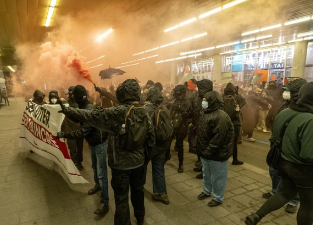 全网群嘲：尬爆！加拿大爆发激烈冲突，烧车砸店！特鲁多却化身迷弟大秀热舞