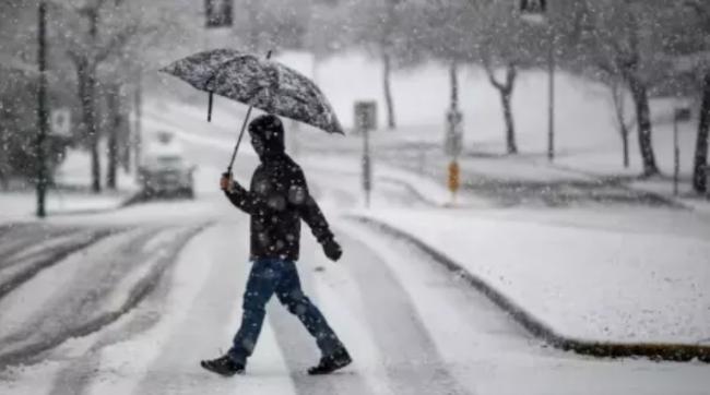 大温一夜暴风雨多地积水 北岸和内陆将迎来大雪