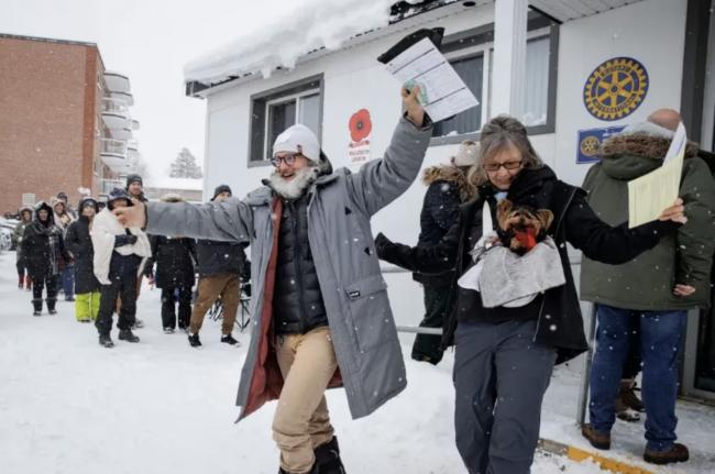 加拿大上千人-20℃暴雪中苦等6小时，只为“抢”到一位家医！网友：堪比灾难