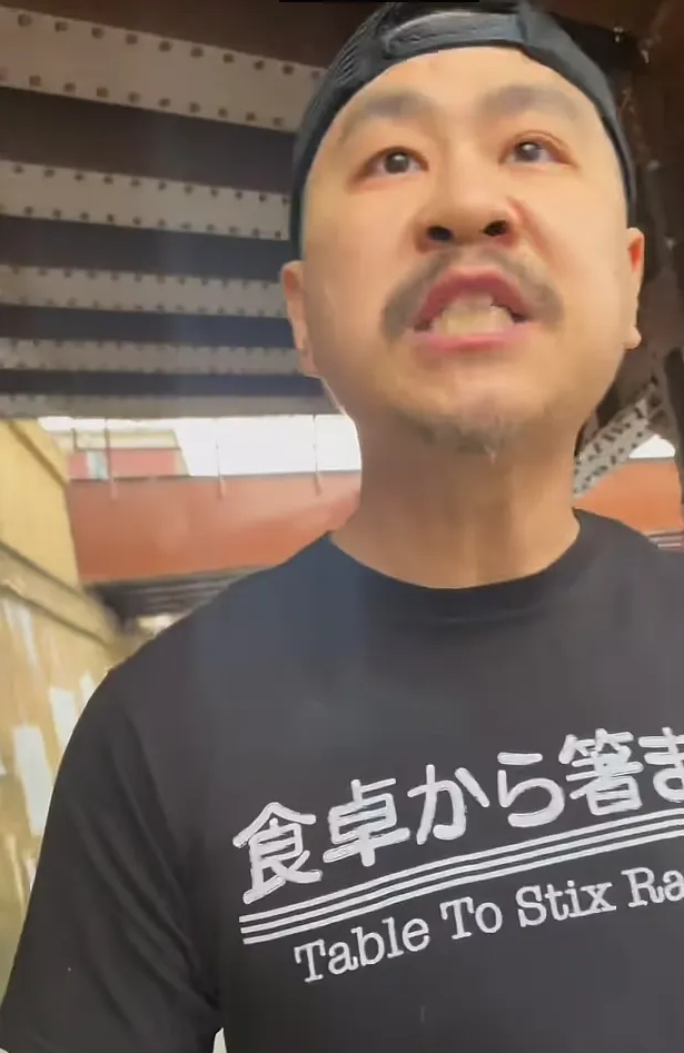 吃拉面没给小费,亚裔老板追着辱骂客人!结局惨了