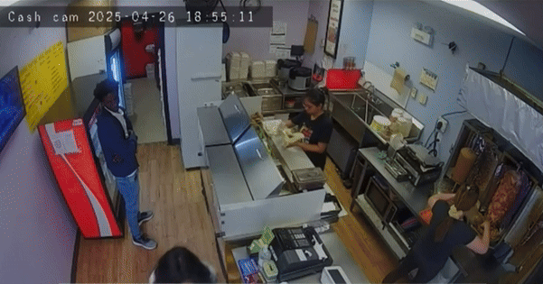 蒙面贼开山刀吓走店员切烤肉  没拿钱却盗走酱汁