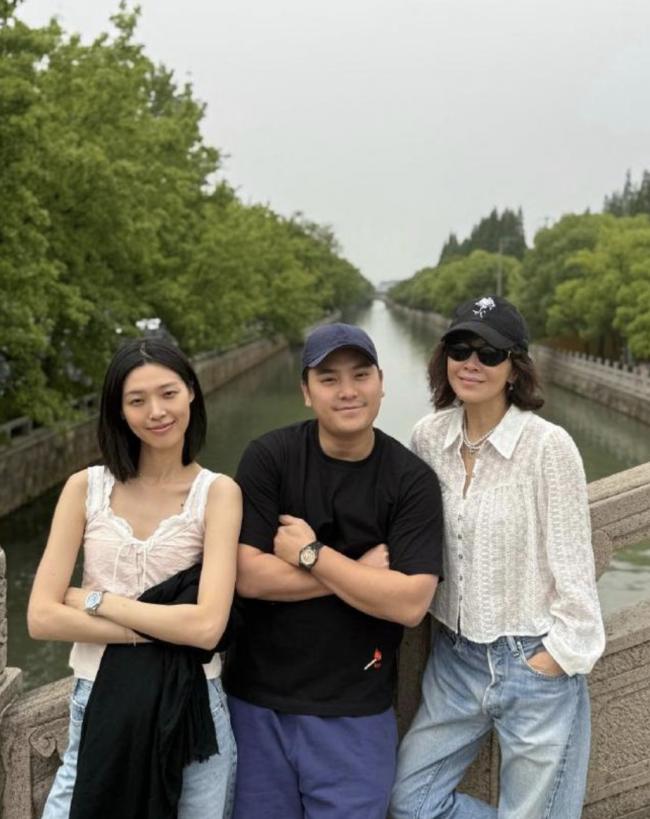 60岁仍光彩照人! 刘嘉玲苏州参加同学会,淡妆出镜惊艳全场! 网友:有一惊人发现