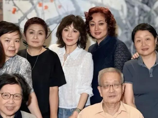 60岁仍光彩照人! 刘嘉玲苏州参加同学会,淡妆出镜惊艳全场! 网友:有一惊人发现
