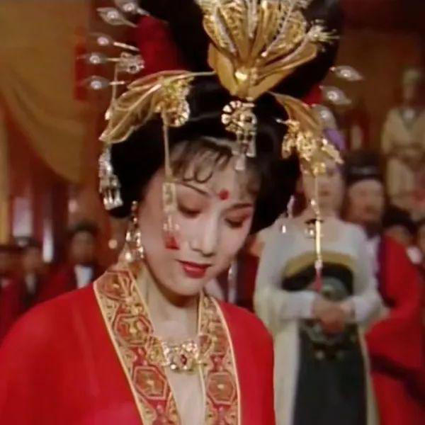 她因太美被导演“据为己有” 27年无名无分