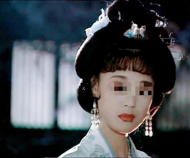 她因太美被导演“据为己有” 27年无名无分