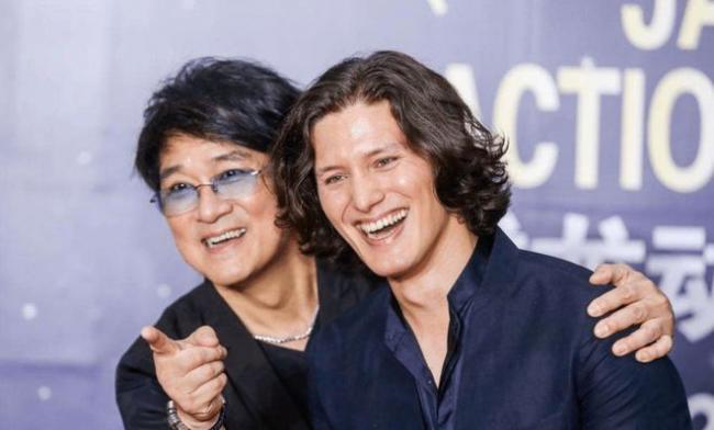 周华健混血儿子官宣大婚! 新娘身材火辣旗袍抢镜