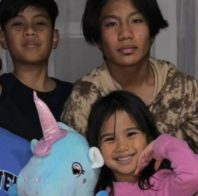 三兄妹车祸中丧生 下葬鼓励亲友穿鲜艳衣服出席