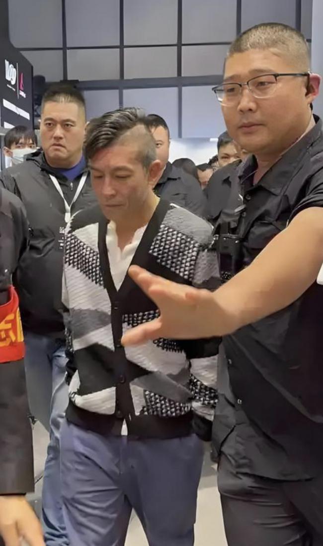陈冠希日航头等舱内发飙! 怒斥机组: 凭什么日本人先下飞机? 我会让你丢工作