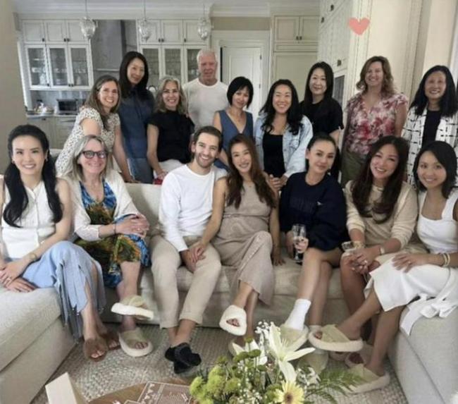 9月孕肚戴钻石脐钉引争议! 42岁谢婷婷携西人男友办二胎派对, 姐弟恋修成正果
