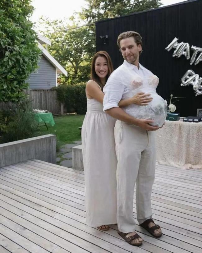 9月孕肚戴钻石脐钉引争议! 42岁谢婷婷携西人男友办二胎派对, 姐弟恋修成正果