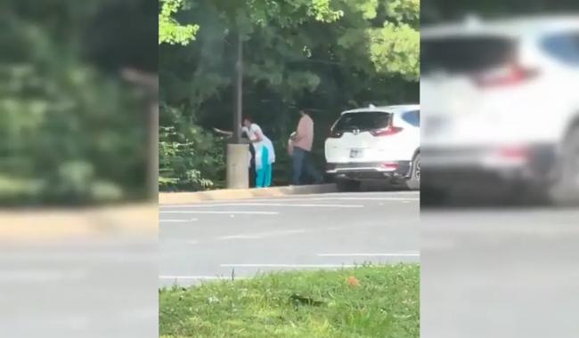 全网怒骂！印度夫妇在加拿大森林边狂扔垃圾