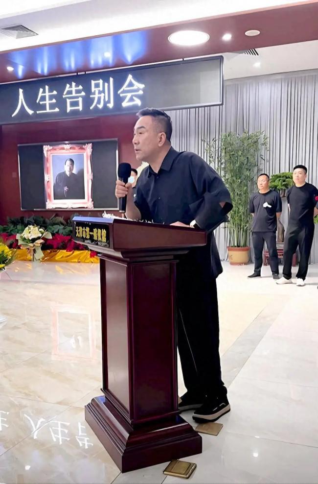杨议在父亲灵堂差点晕倒 他曾被曝遭女儿扇耳光