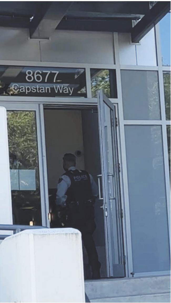 列治文公寓凶案女子遇害 警方持长枪包围男疑犯