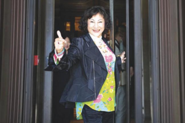 拟收购thebay华裔女商人 疑似非加拿大税务居民