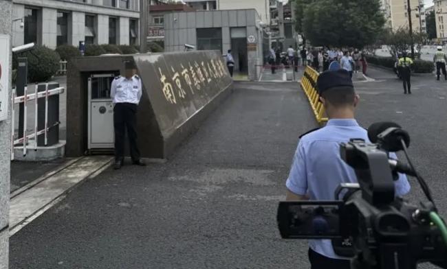 “泰国坠崖案”受害者离婚案开庭! “丈夫摸着孕肚在我耳边说‘你去死吧’! ”