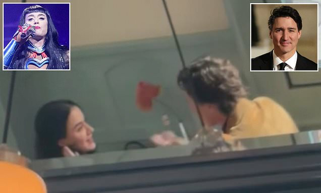 特鲁多赤裸上身在游艇上热吻乐坛天后KatyPerry