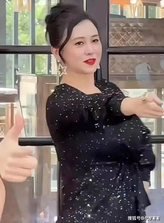 翁虹在景区跳舞身材尽显丰满 被吐槽撞脸李湘