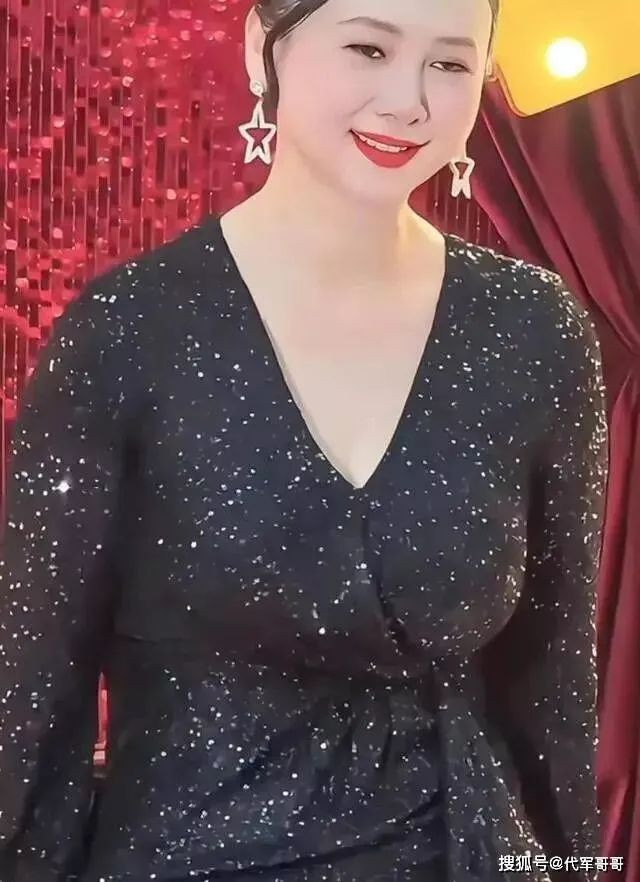 翁虹在景区跳舞身材尽显丰满 被吐槽撞脸李湘