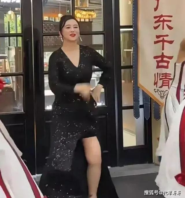 翁虹在景区跳舞身材尽显丰满 被吐槽撞脸李湘