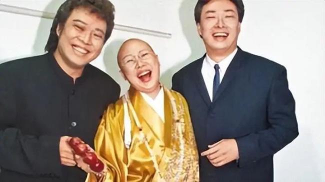 70岁费玉清趿拖鞋买菜讲价 晚年生活引人羡慕