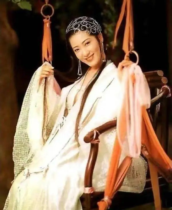 一辈子演了两部三级片 至今仍是亚洲第一美胸
