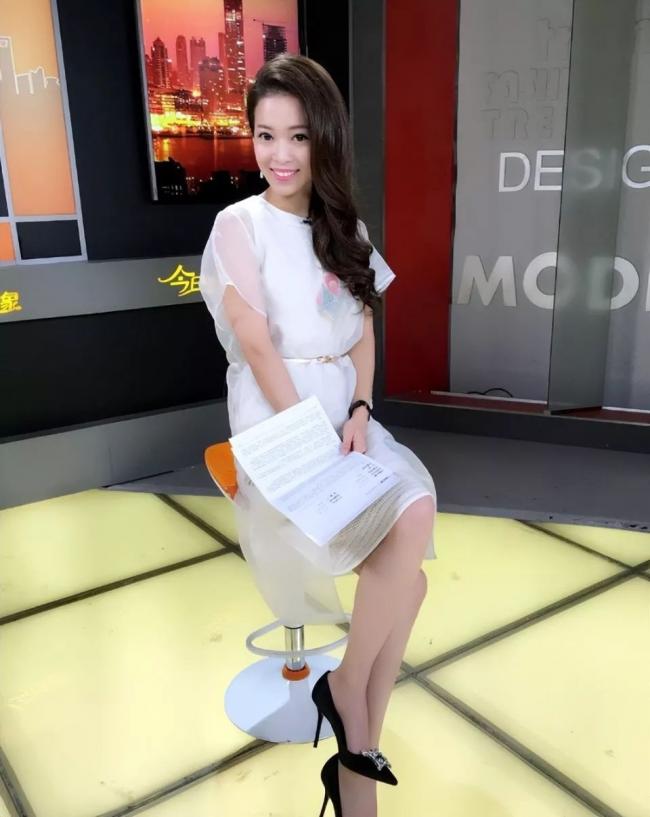 她曾是东方卫视台柱子 离婚后独自带儿子生活
