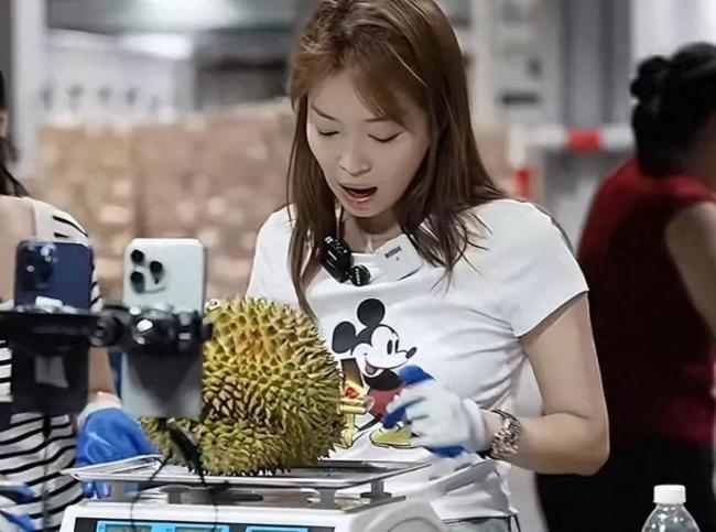 她曾是东方卫视台柱子 离婚后独自带儿子生活