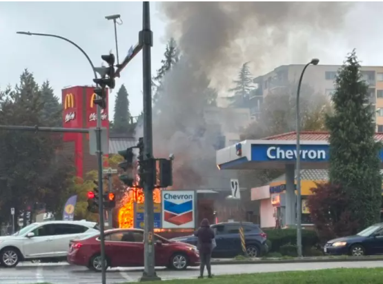 着火了！大温加油站旁边 可见火焰和浓烟