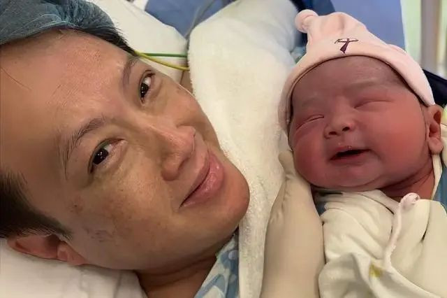 恭喜！香港知名男星58岁妻子剖腹生二胎