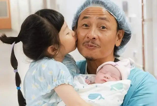 恭喜！香港知名男星58岁妻子剖腹生二胎