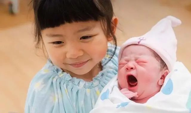 恭喜！香港知名男星58岁妻子剖腹生二胎