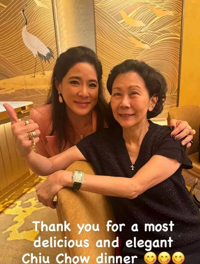 李嘉诚红颜知己周凯旋露面 一头短发很飒爽
