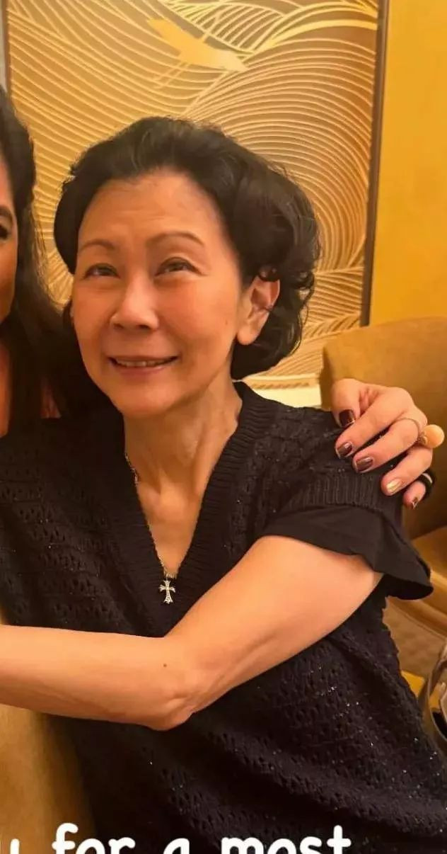 李嘉诚红颜知己周凯旋露面 一头短发很飒爽