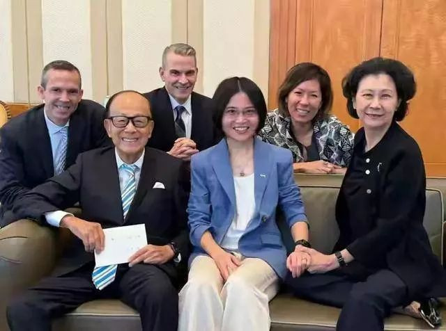 李嘉诚红颜知己周凯旋露面 一头短发很飒爽