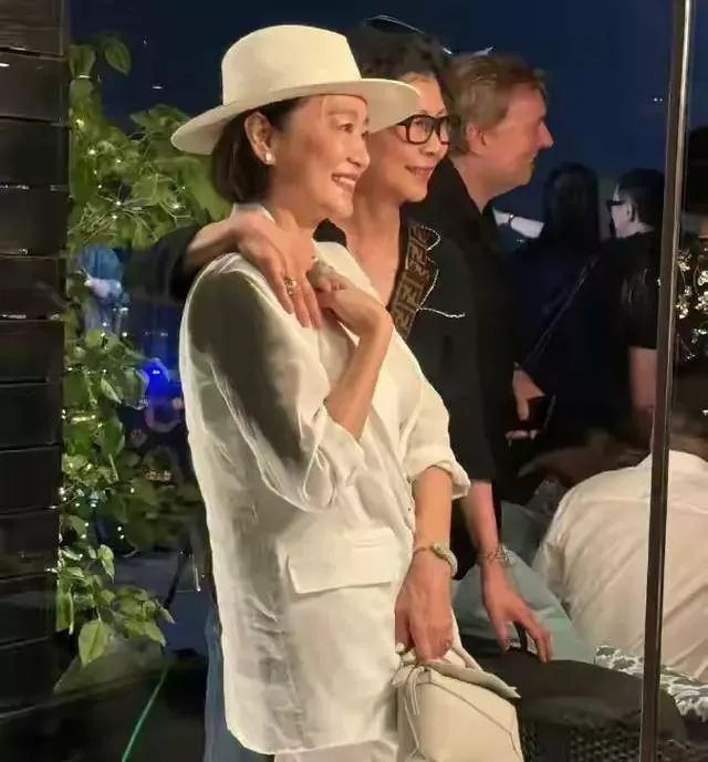 李嘉诚红颜知己周凯旋露面 一头短发很飒爽