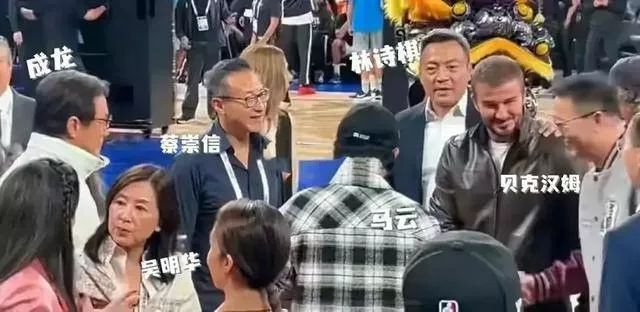 李嘉诚红颜知己周凯旋露面 一头短发很飒爽