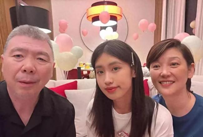 徐帆回应离婚才两月 携女现身片场铺路？