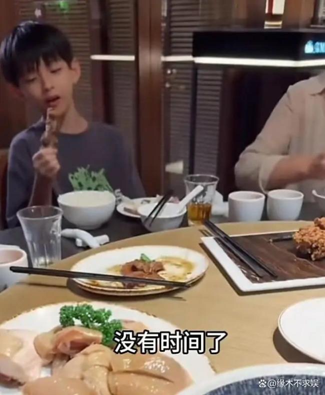 汪小菲晒儿子正面照 小箖箖变高变瘦好帅气