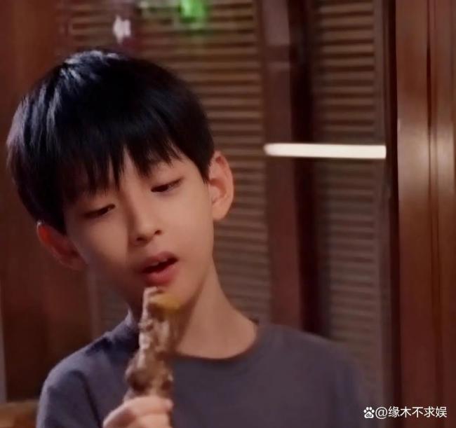 汪小菲晒儿子正面照 小箖箖变高变瘦好帅气