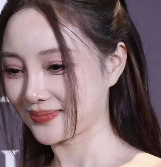 44岁李小璐参加公开活动 怼脸拍真实状态曝光