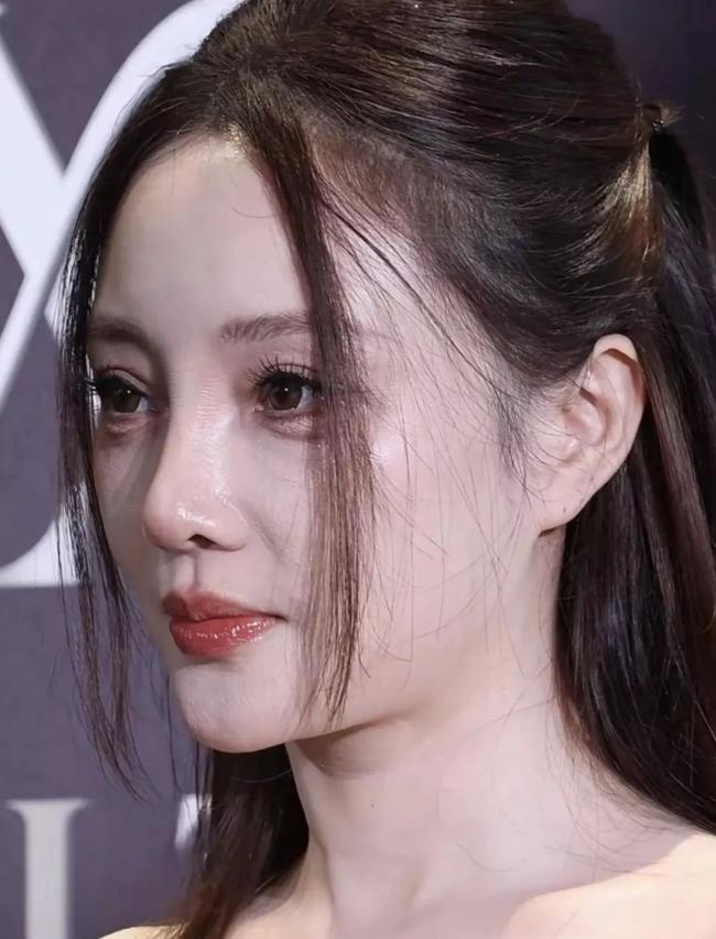 44岁李小璐参加公开活动 怼脸拍真实状态曝光